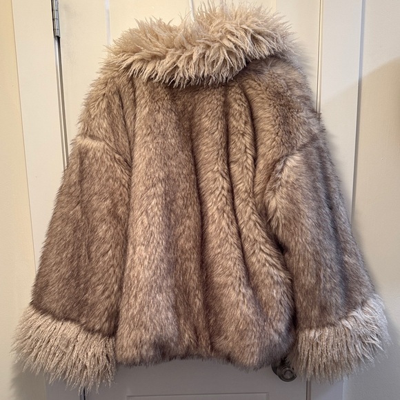 PrettyLittleThing Women's SKI Faux Fur Teddy size M NWT - Picture 3 of 11